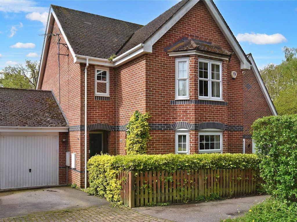 4 bed detached house to rent in Pinewood Crescent, Hermitage, Berkshire