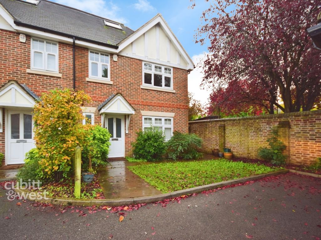 4 bed semidetached house to rent in Wolfendale Close, Merstham
