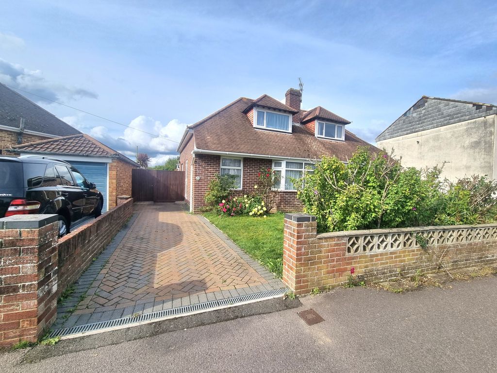 3 bed bungalow to rent in Mill Road, Fareham PO16, £1,600 pcm Zoopla