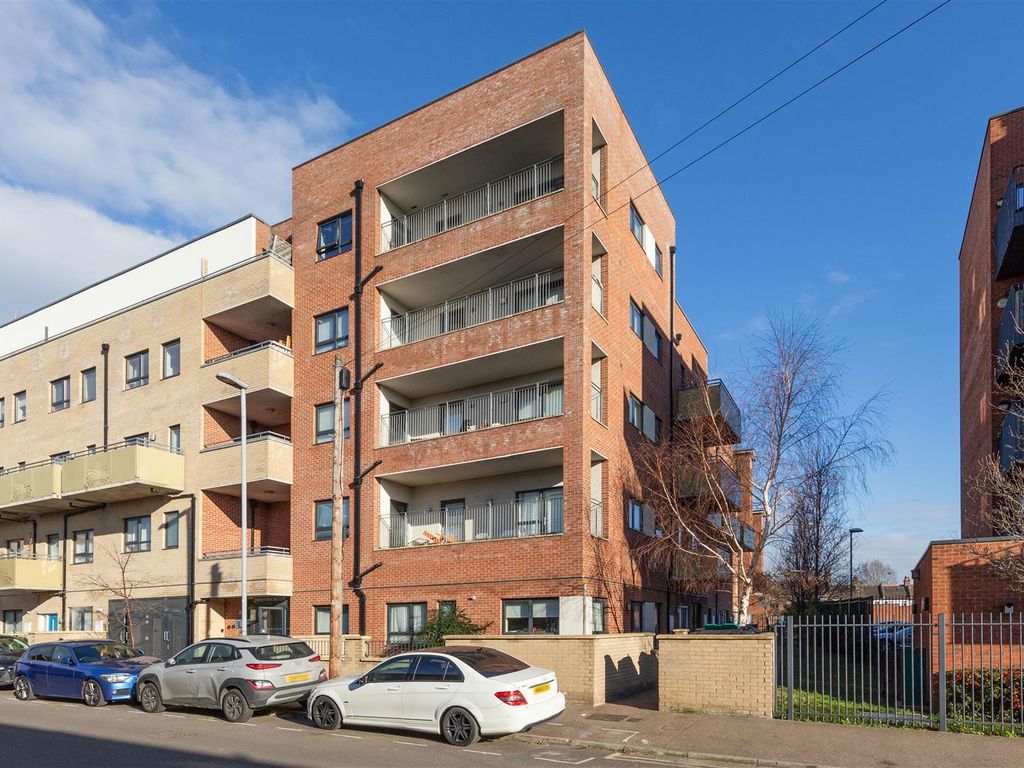 3 bed for sale in Sutherland Road, Walthamstow E17, £550,000