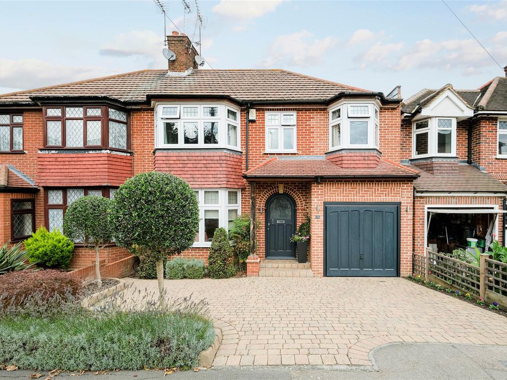 4 bed property for sale in Arundel Drive, Woodford Green IG8, £875,000 Zoopla