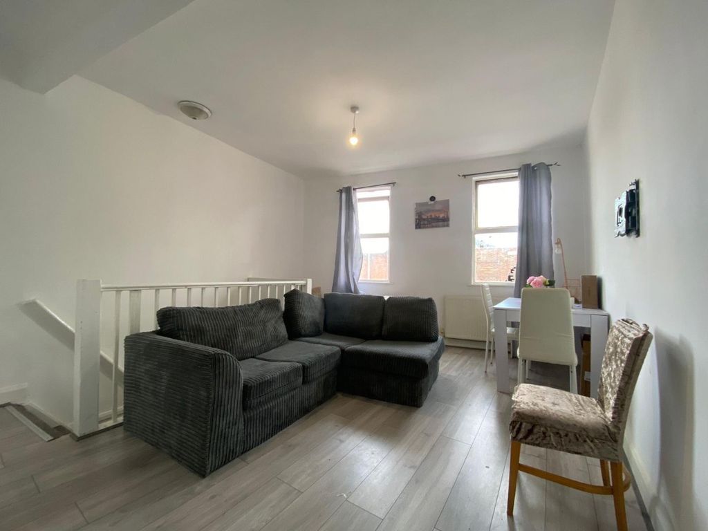 3 bed flat for sale in High Road Leytonstone, London E11, £329,000 Zoopla