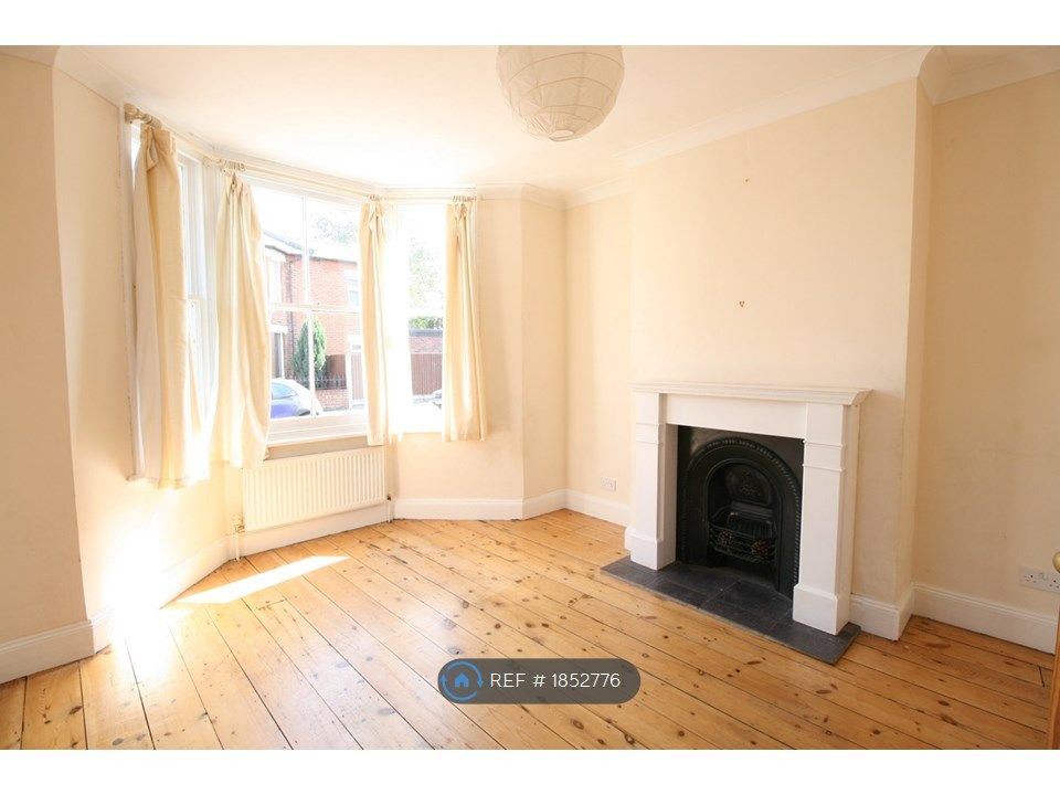 3 bed semidetached house to rent in Military Road, Colchester CO1, £