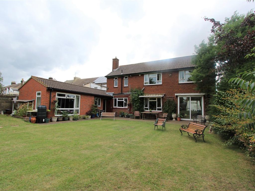 7 bed detached house for sale in Gillingham Road, Gillingham ME7, £