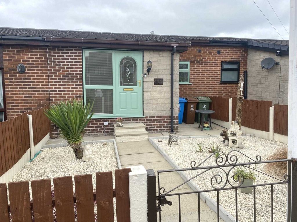 2 bed town house for sale in Rochdale Road, Royton OL2, £180,000 Zoopla