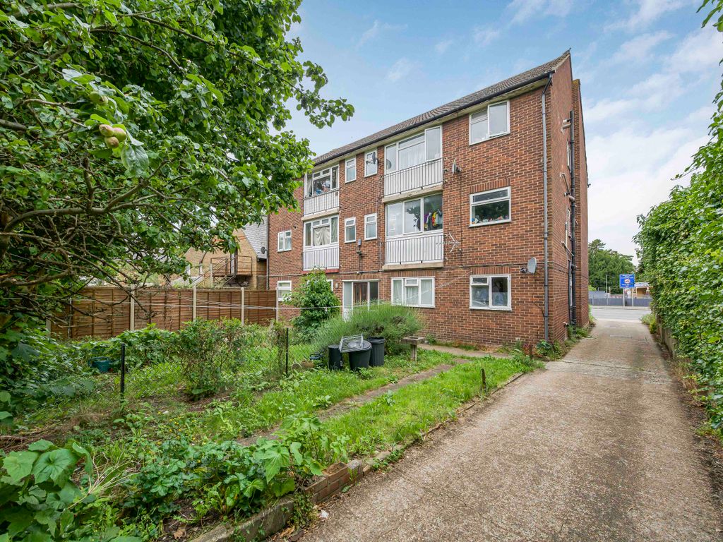 2 bed flat to rent in High Street, Cowley, Uxbridge UB8, £1,600 pcm