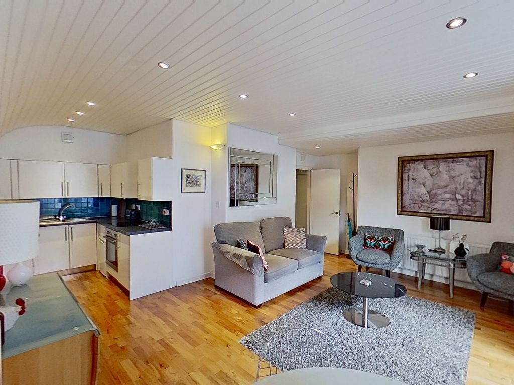 1 bed flat to rent in Rose Street, Edinburgh, Midlothian EH2, £1,480