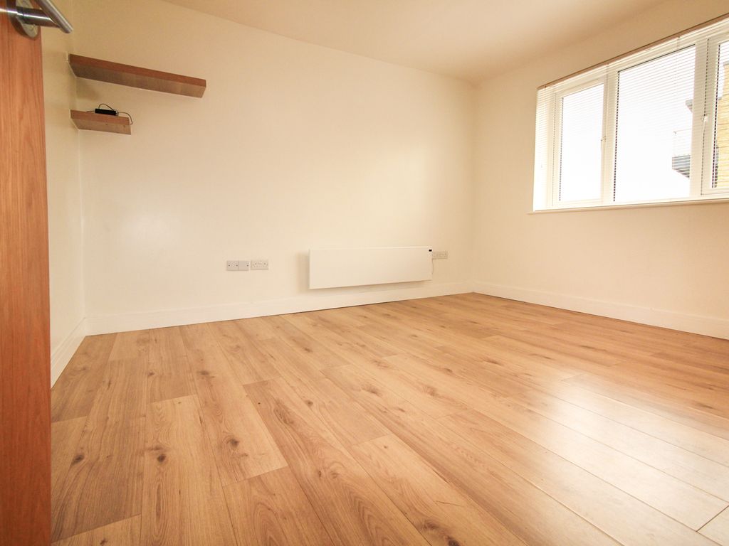 2 bed flat to rent in Runnymede, London SW19, £1,600 pcm Zoopla