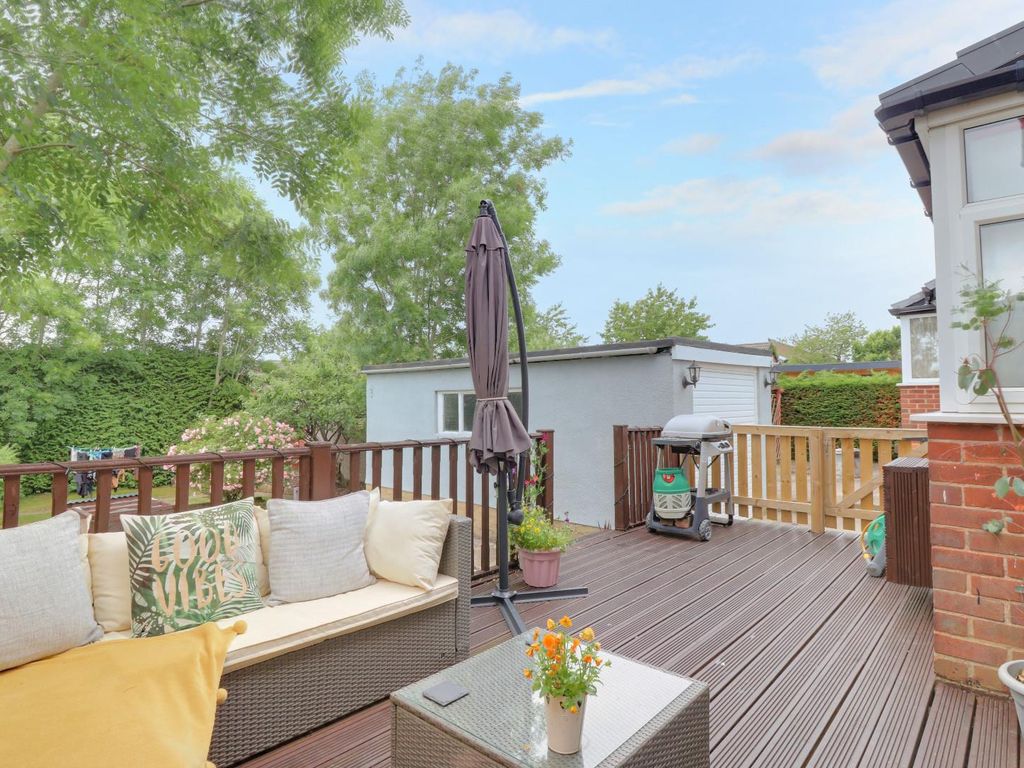 3 bed semidetached house for sale in Banksfield Avenue, Yeadon, Leeds