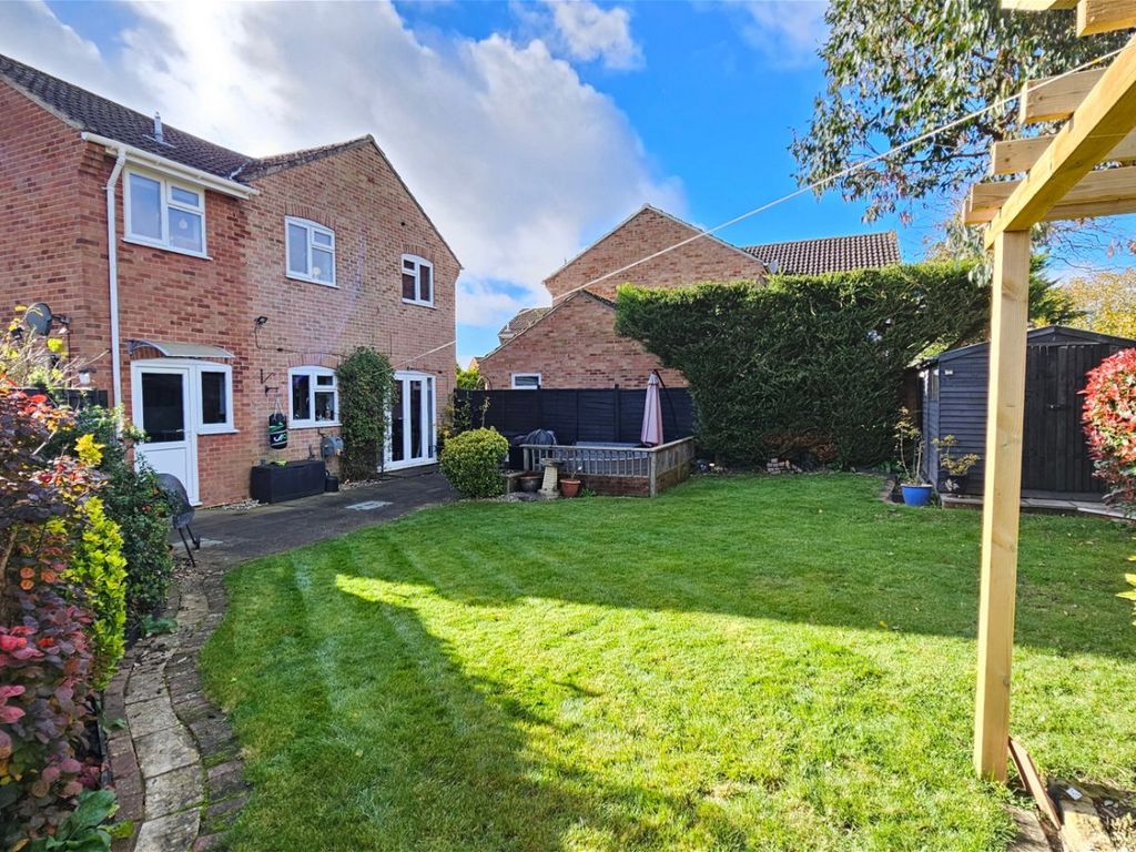 4 bed detached house for sale in Westerdale, Thatcham RG19, £500,000
