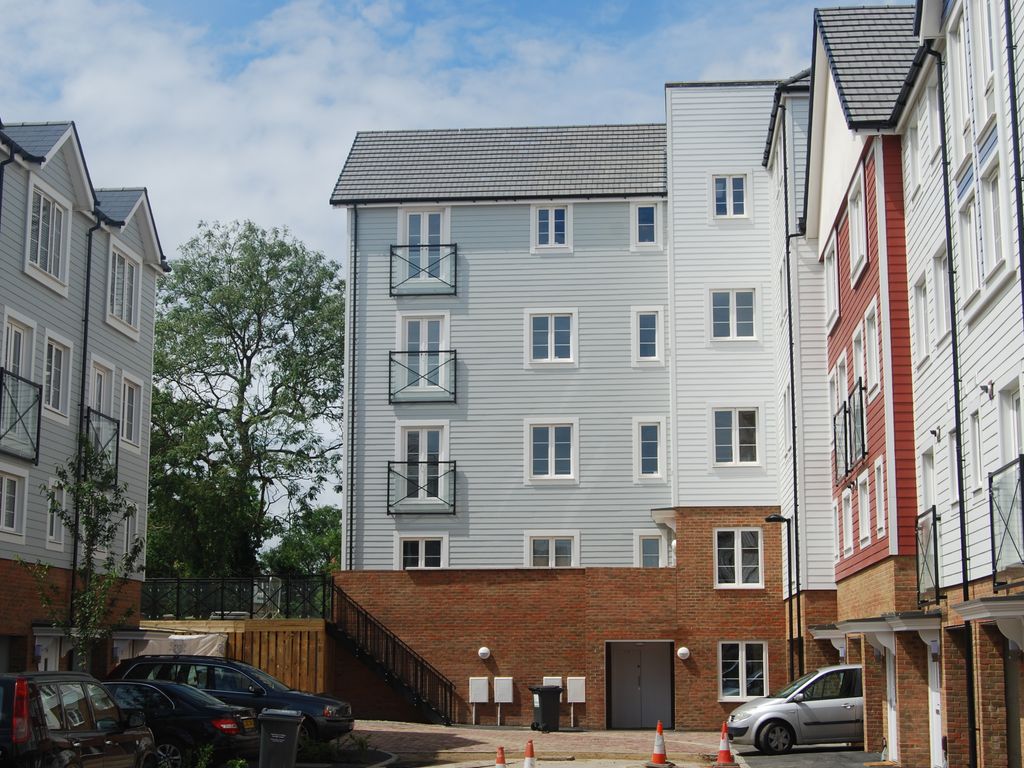 2 bed flat to rent in Crabapple Road, Tonbridge TN9, £1,300 pcm Zoopla