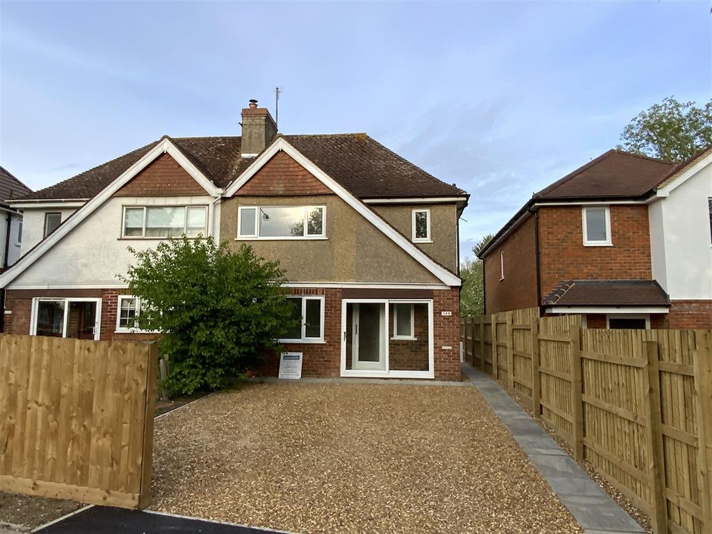 3 bed semidetached house for sale in Bradwell Road, Bradville, Milton