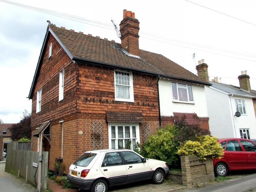 2 bed semidetached house to rent in Alexandra Road, Addlestone KT15