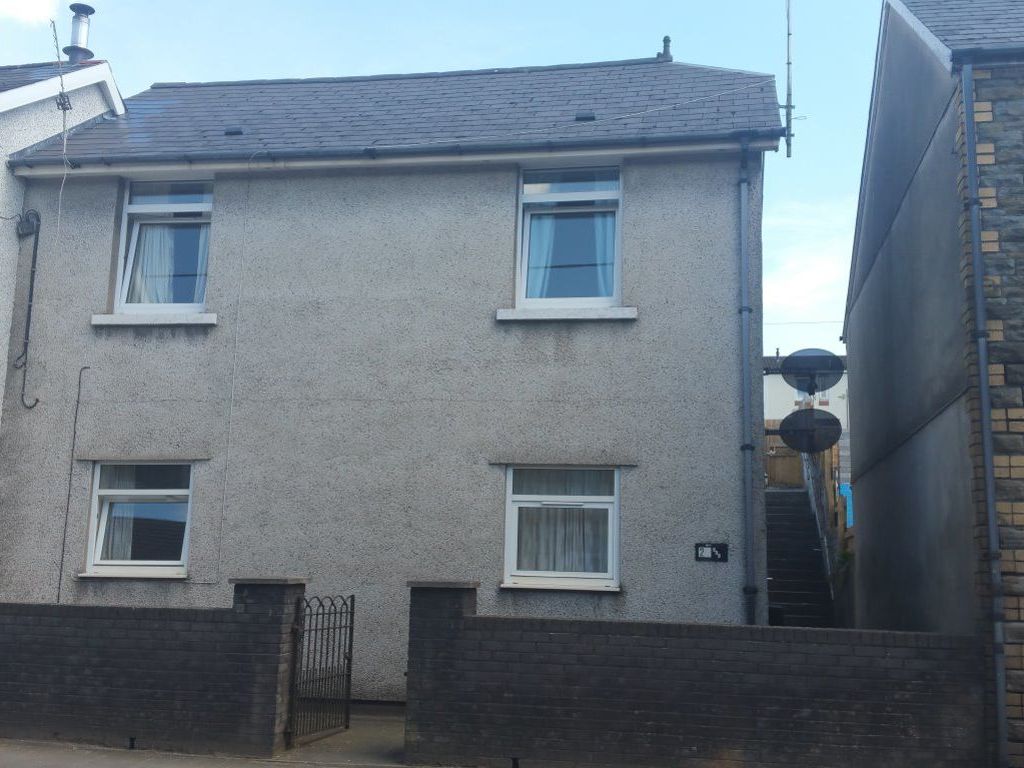 2 bed flat to rent in Bridgend Road, Llanharan, Pontyclun CF72, £600