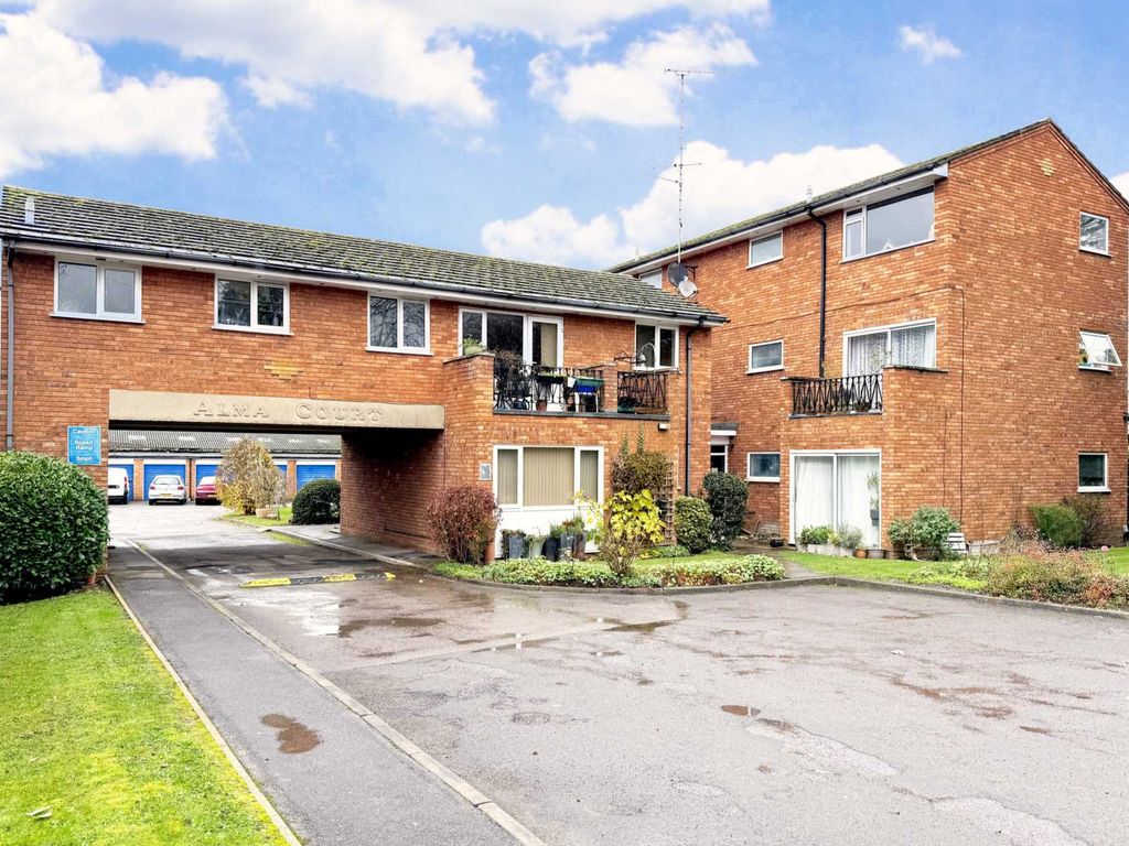 1 bed flat to rent in Barkham Road, Wokingham RG41, £1,100 pcm Zoopla