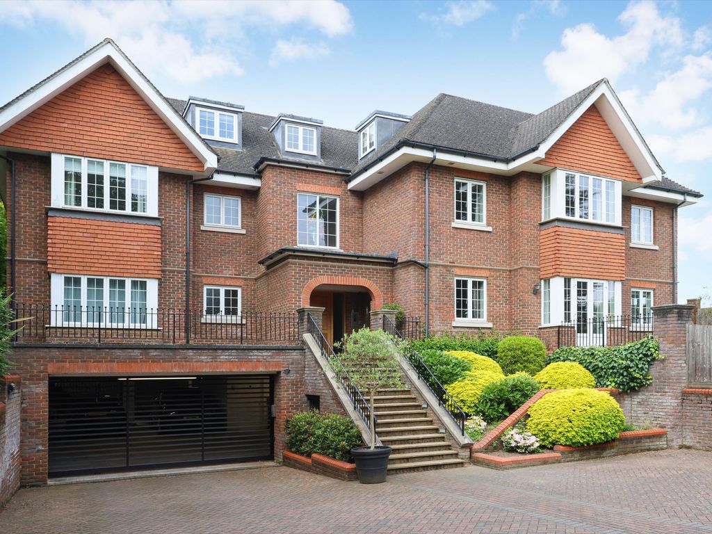 2 bed flat for sale in Claremont Lane, Esher, Surrey KT10, £610,000