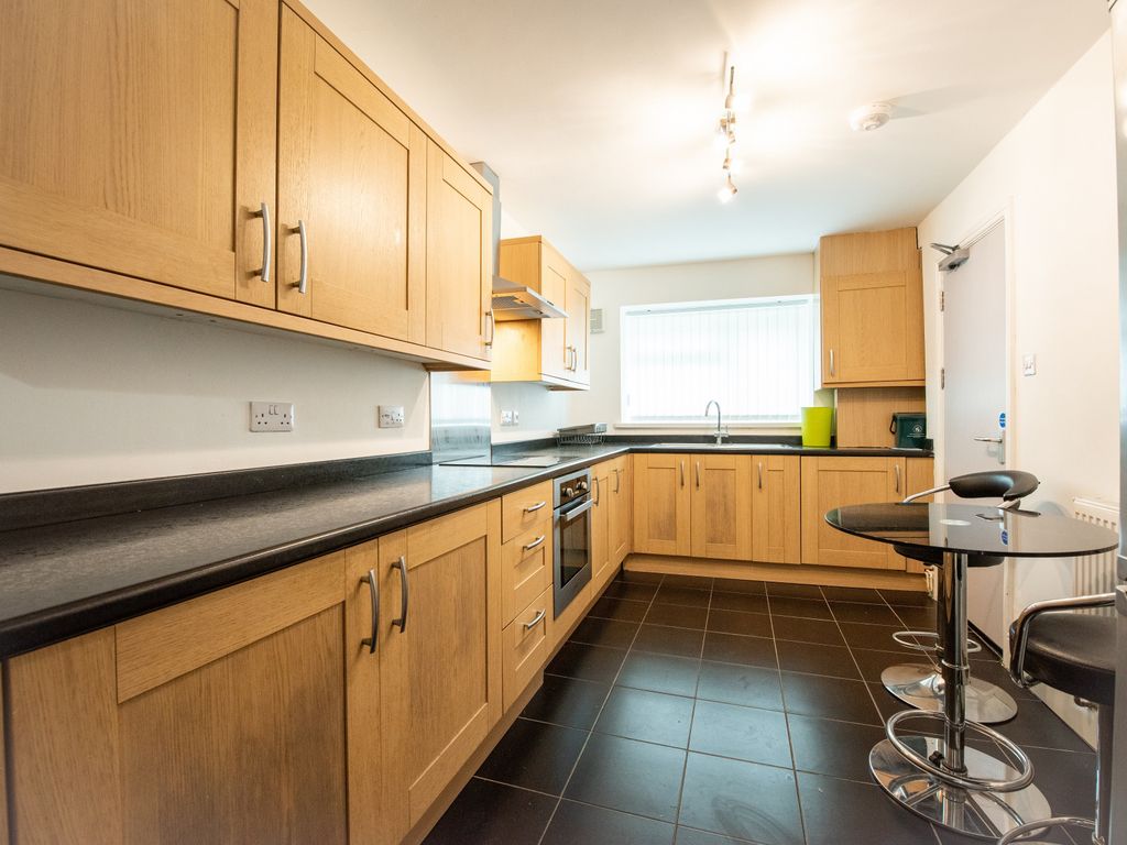 4 bed property to rent in Western Street, Sandfields, Swansea SA1, £