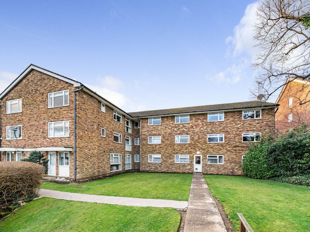 2 bed flat for sale in Lyonsdown Road, New EN5, £375,000