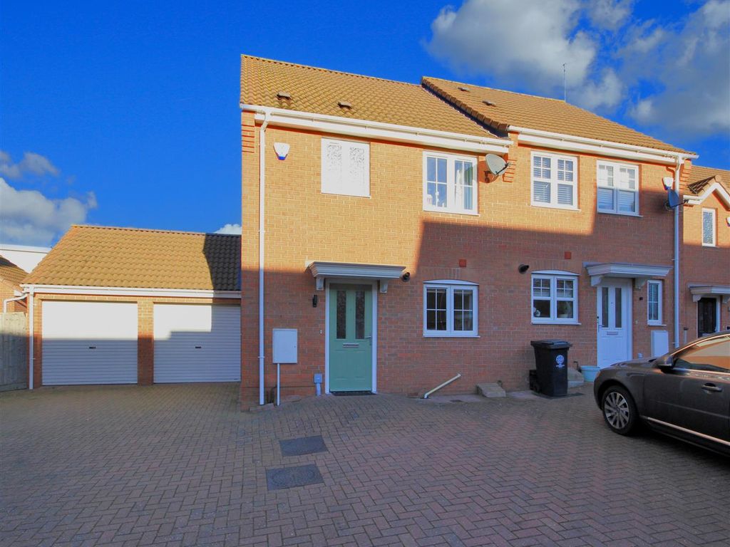3 bed semidetached house for sale in Belfry Mews, Rushden NN10, £