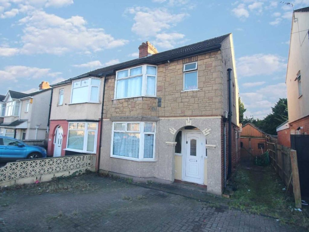3 bed semidetached house for sale in Dunstable Road, Luton LU4, £
