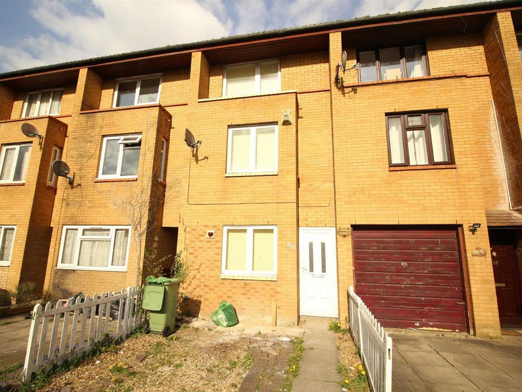 3 bed town house to rent in Shackleton Place, Oldbrook, Milton Keynes