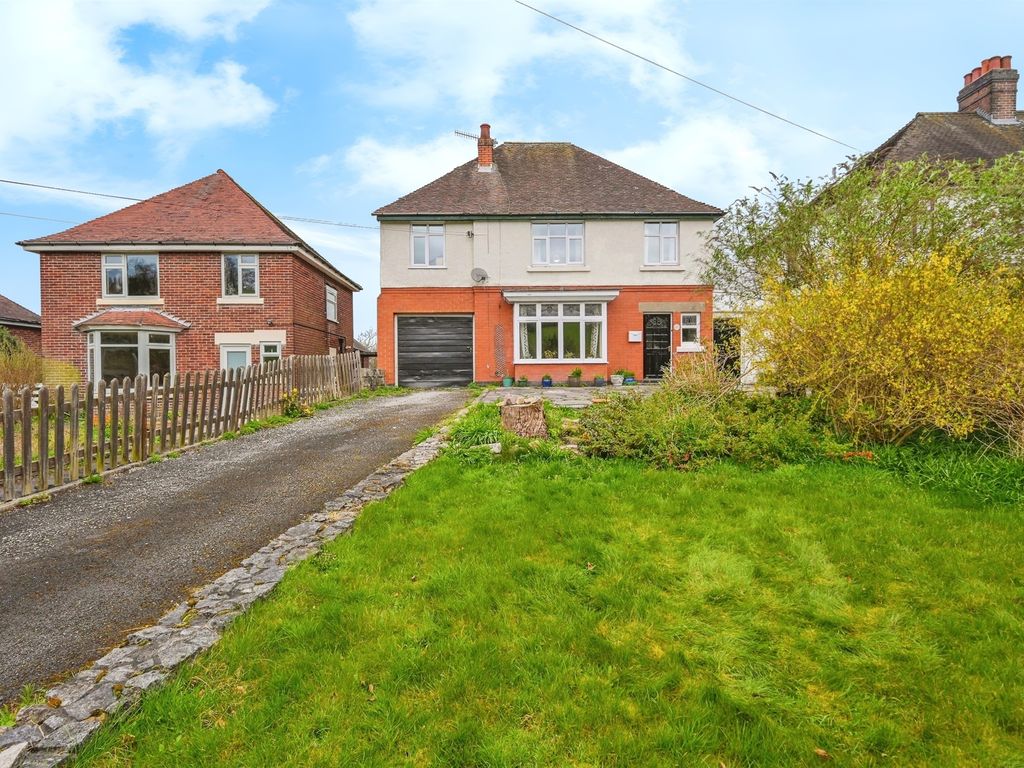 5 bed detached house for sale in Belper Road, Ashbourne DE6, £399,500