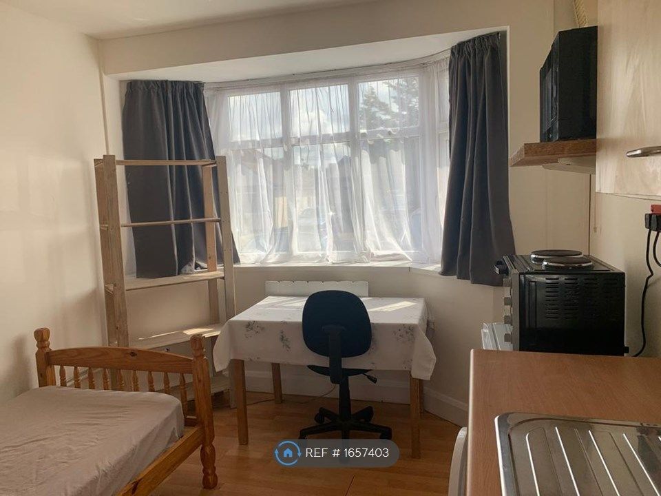Studio to rent in Dorset Road, Ashford TW15 Zoopla