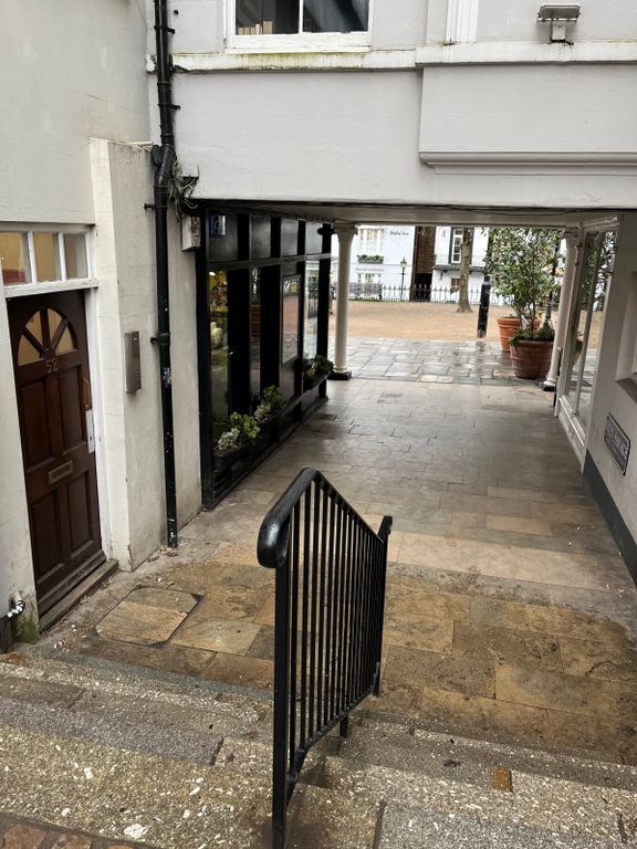 2 bed flat to rent in The Pantiles, Tunbridge Wells TN2, £1,450 pcm