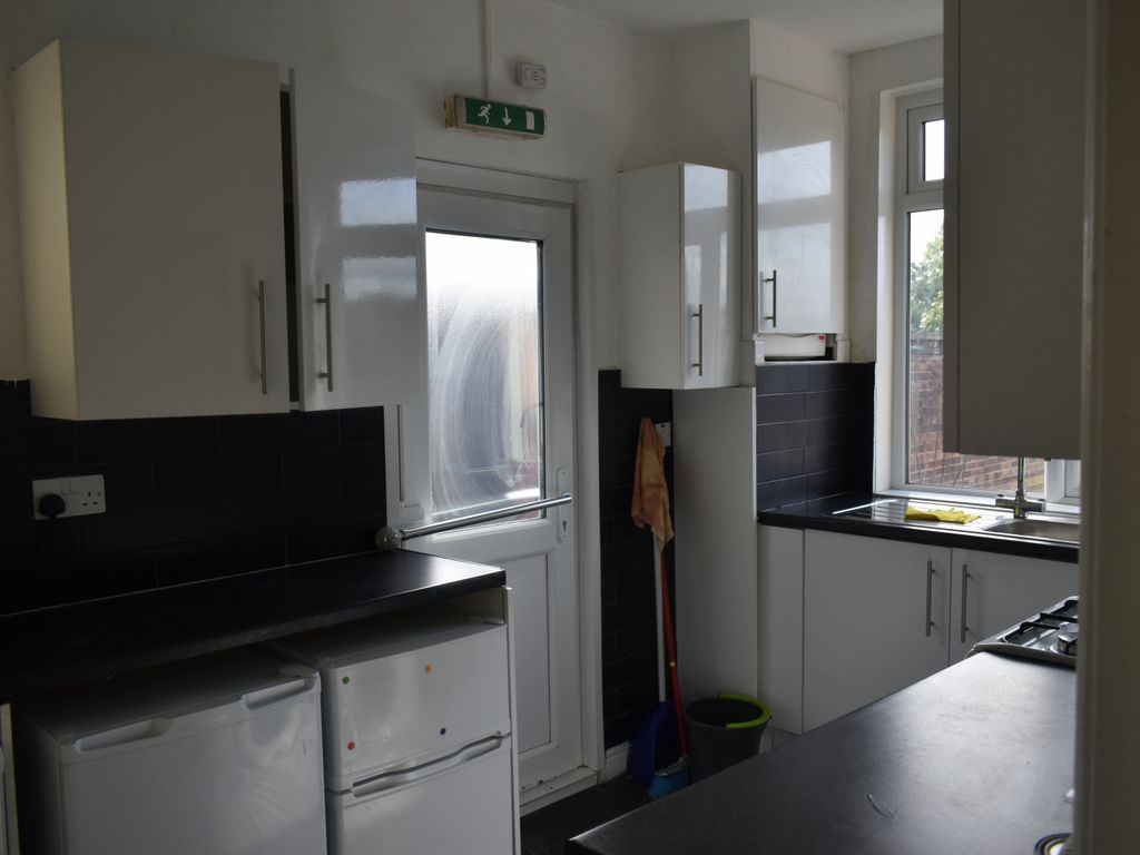 4 bed flat to rent in High Road, Harrow Weald, Harrow HA3, £2,200 pcm Zoopla