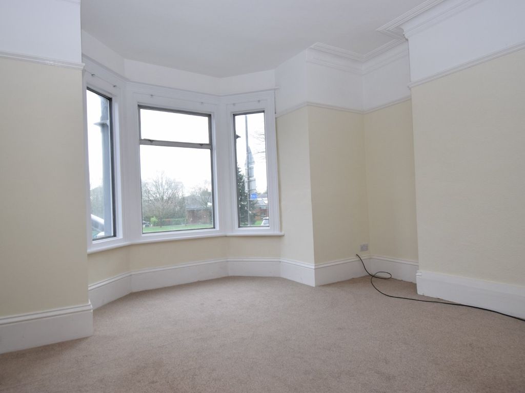 2 bed flat to rent in Lincoln Hatch Lane, Burnham, Bucks SL1, £1,395