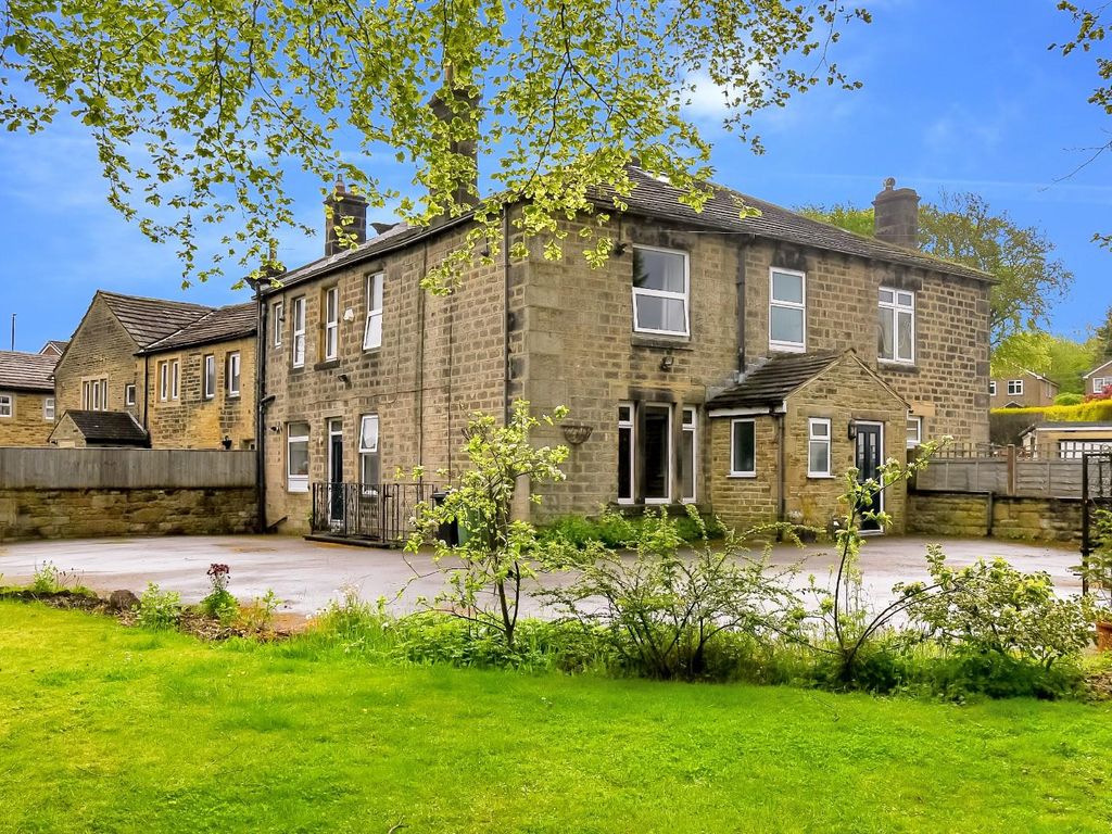 5 bed end terrace house for sale in Mawcroft Close, Yeadon, Leeds LS19