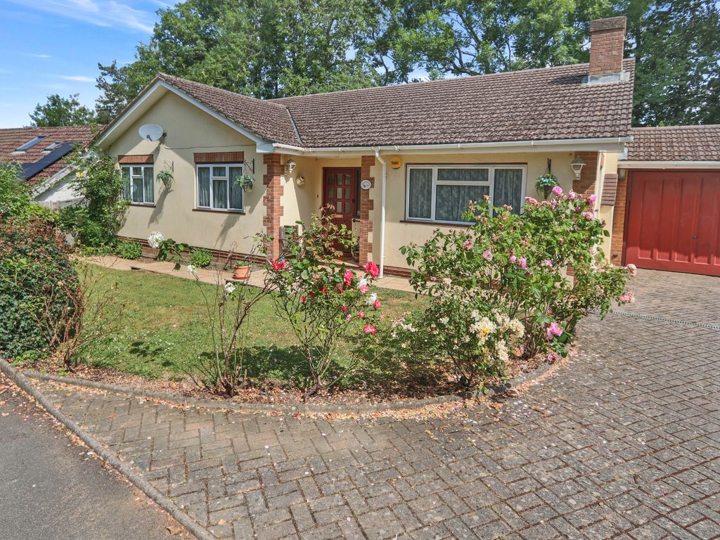 3 bed detached bungalow for sale in Taunton Lane, Coulsdon CR5 Zoopla