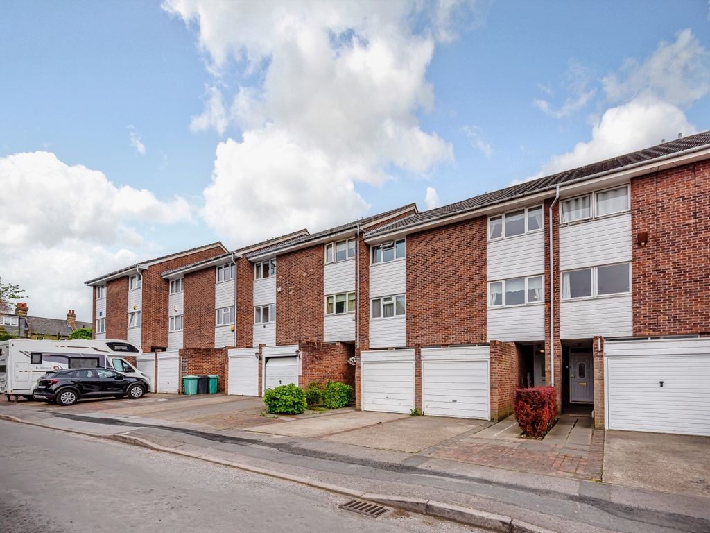3 bed town house to rent in Invicta Close, Chislehurst BR7, £2,250 pcm
