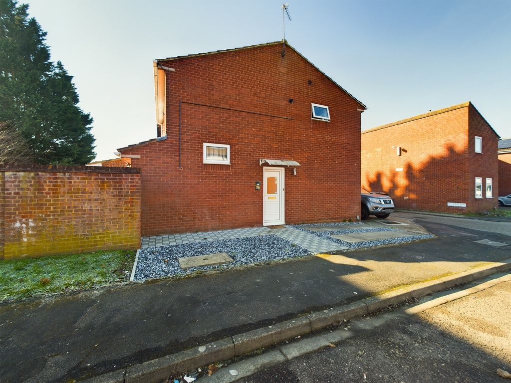 2 bed end terrace house for sale in Witham Way, Walton Court, Aylesbury