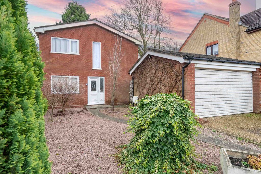 4 bed detached house for sale in Henstead Road, Hethersett, Norwich NR9