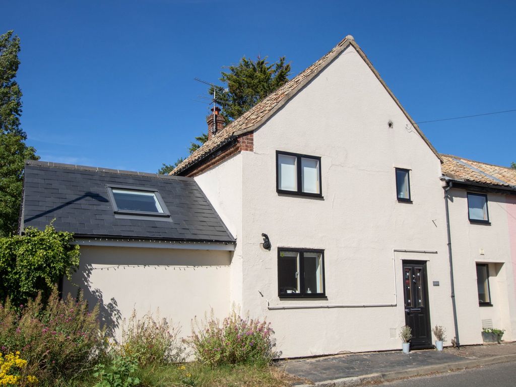 3 bed linkdetached house for sale in Bartlow Road, Linton, Cambridge