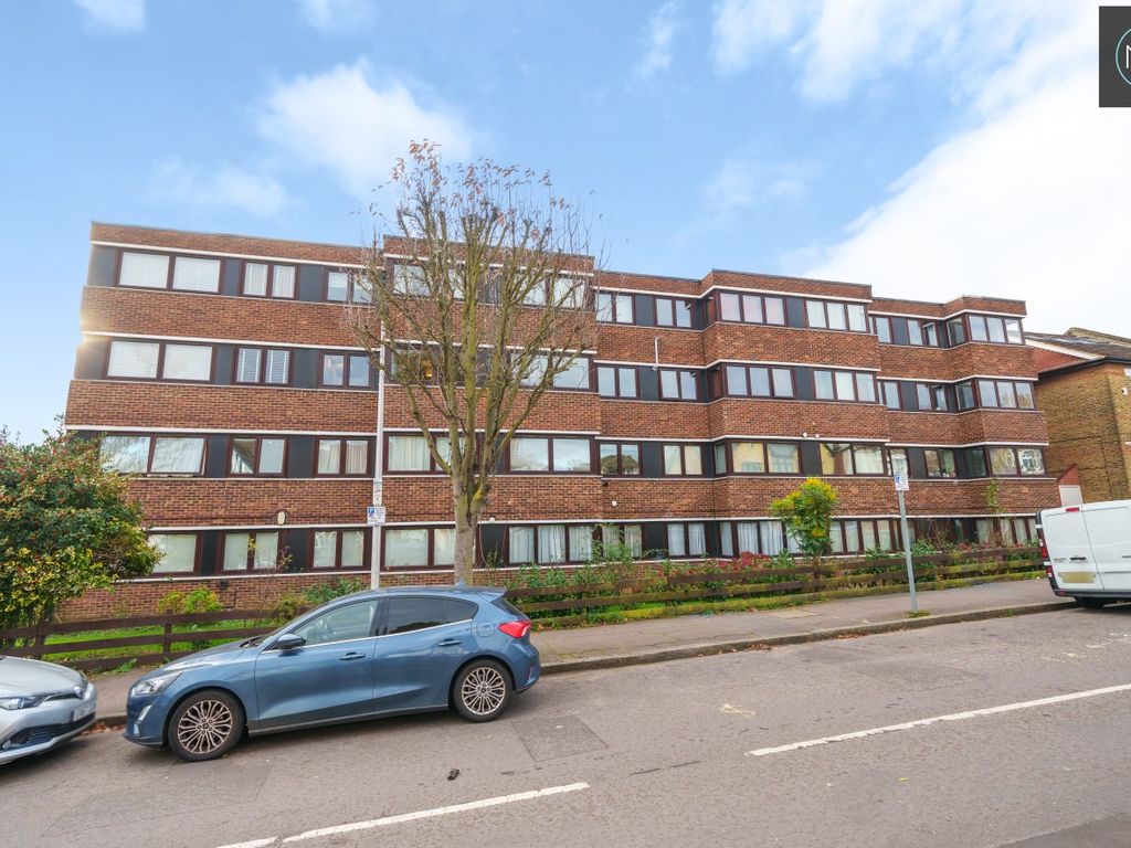 2 bed flat to rent in Woburn Court, Bedford Road, South Woodford, London E18, £1,700 pcm Zoopla