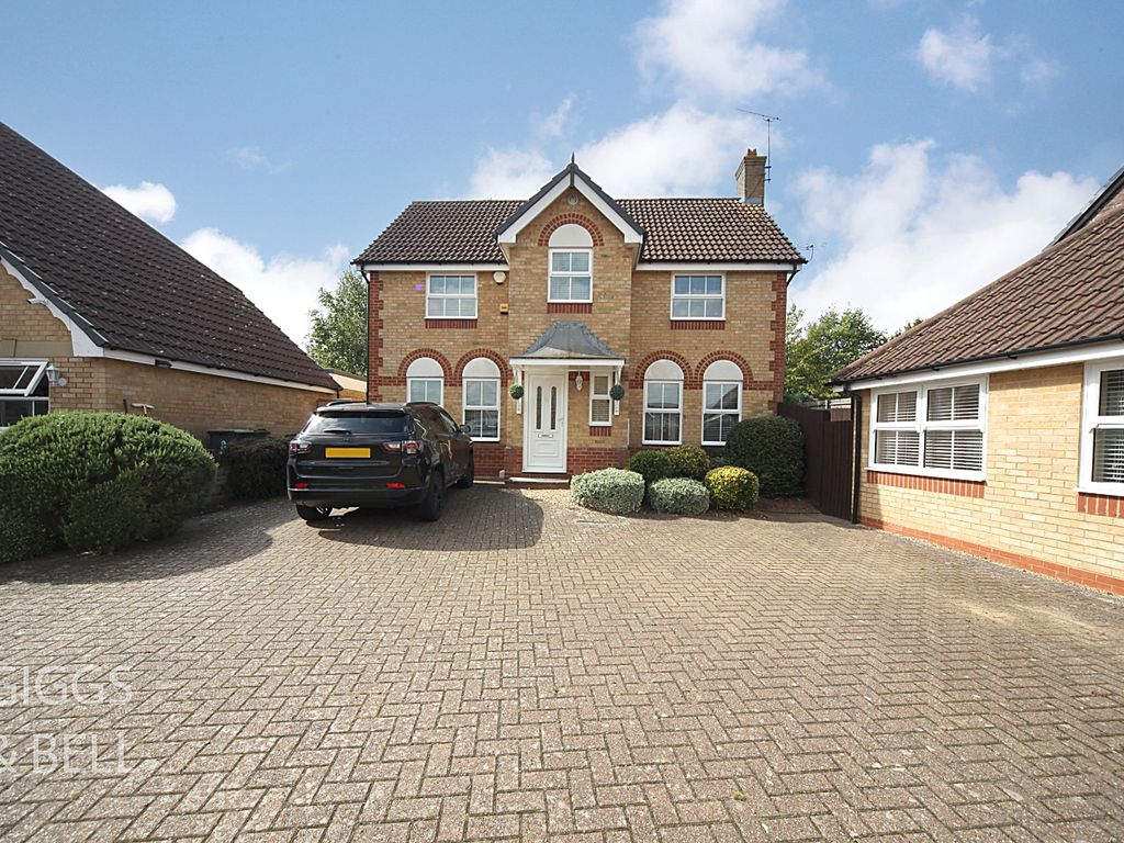 4 bed detached house for sale in Elvington Gardens, Luton, Bedfordshire