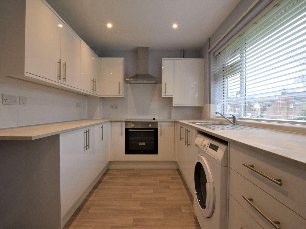 2 bed flat to rent in Prospect Road, Farnborough, Hampshire GU14, £