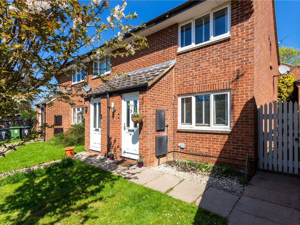 2 bed end terrace house for sale in Becks Close, Markyate, St. Albans