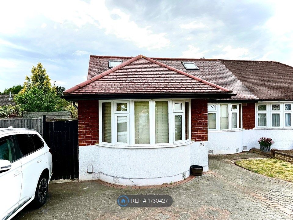 4 bed bungalow to rent in The Byway, Potters Bar EN6, £2,550 pcm Zoopla