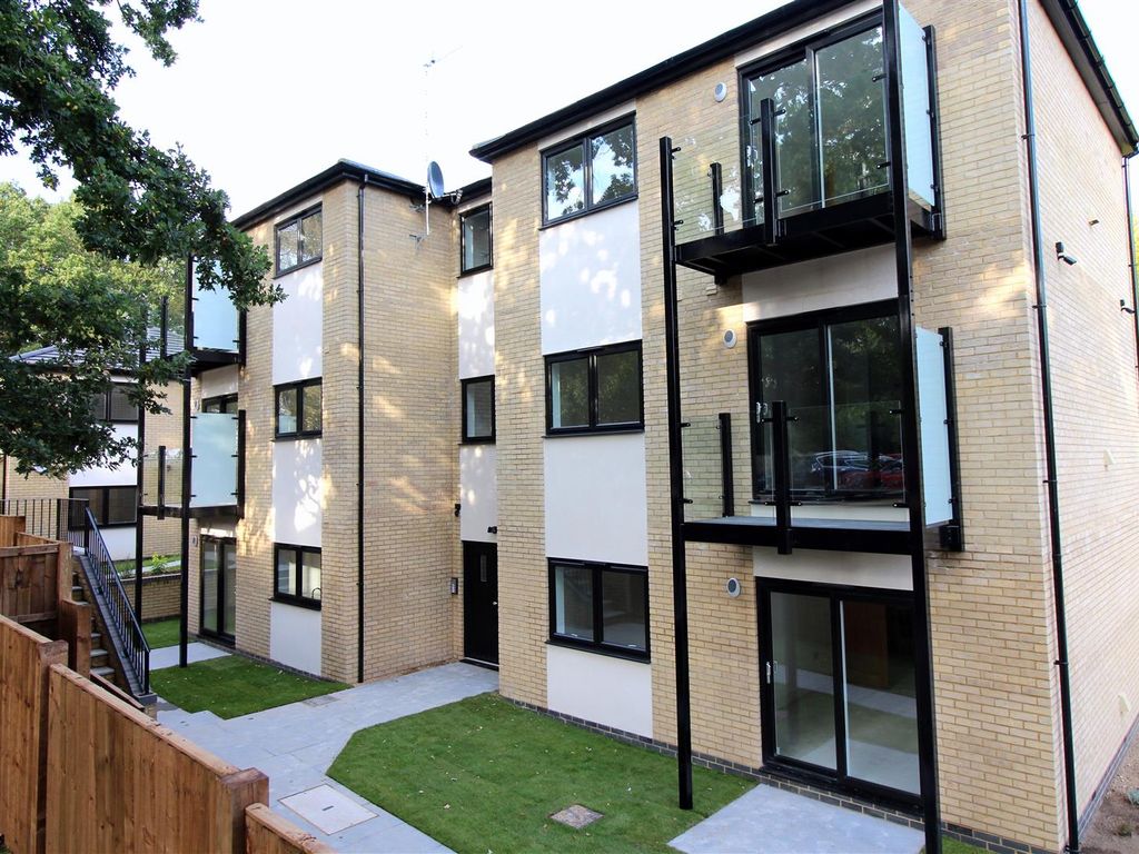 1 bed flat for sale in Sandridge, Porters Wood, St.Albans AL3, £260,000