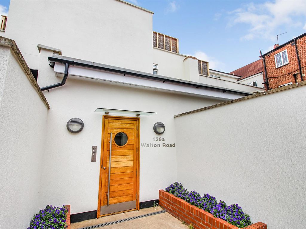 1 bed flat to rent in Walton Road, East Molesey KT8, £1,295 pcm Zoopla