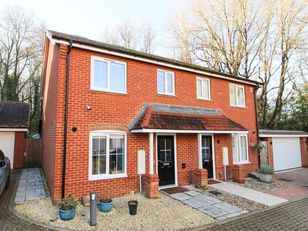4 bed semidetached house for sale in Cavesson Close, Church Crookham