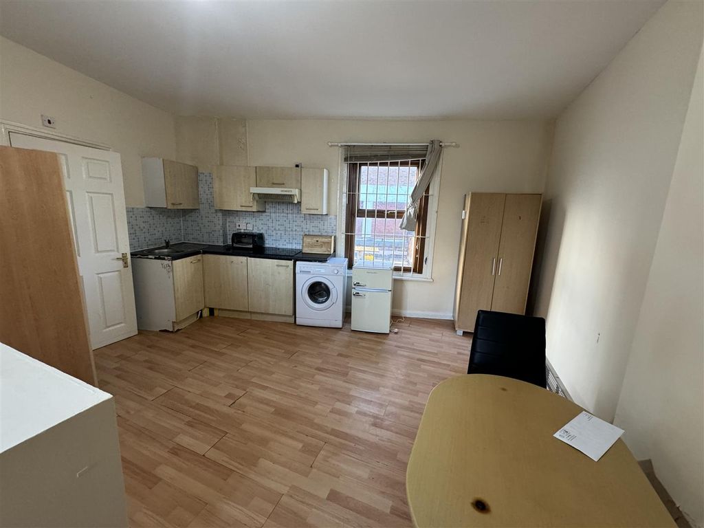 Studio to rent in High Street, Hounslow TW3, £1,000 pcm Zoopla