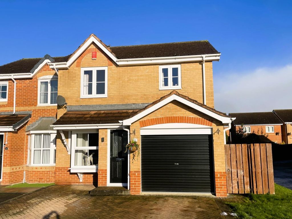 3 bed semidetached house for sale in Brough Field Close, Ingleby