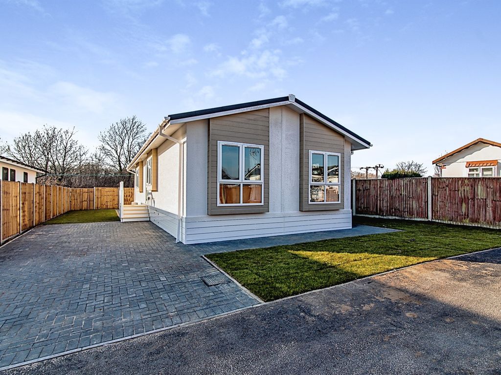 2 bed mobile/park home for sale in Highgrove Close, Lowestoft NR32, £