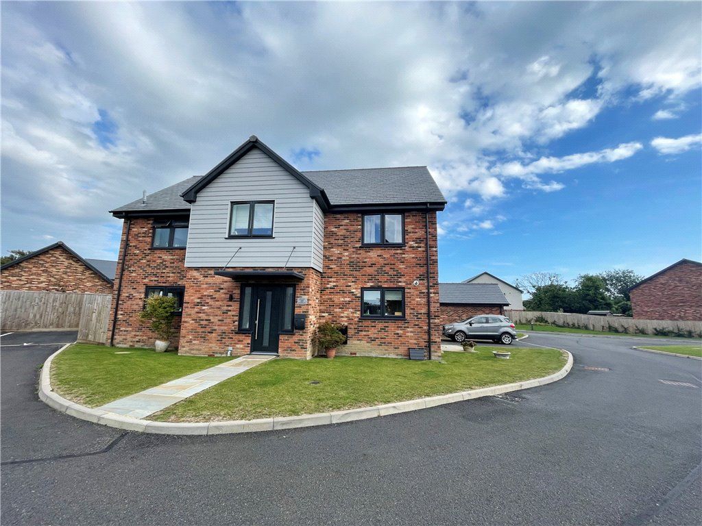 5 bed detached house for sale in Meadows Way, Freshwater PO40, £590,000