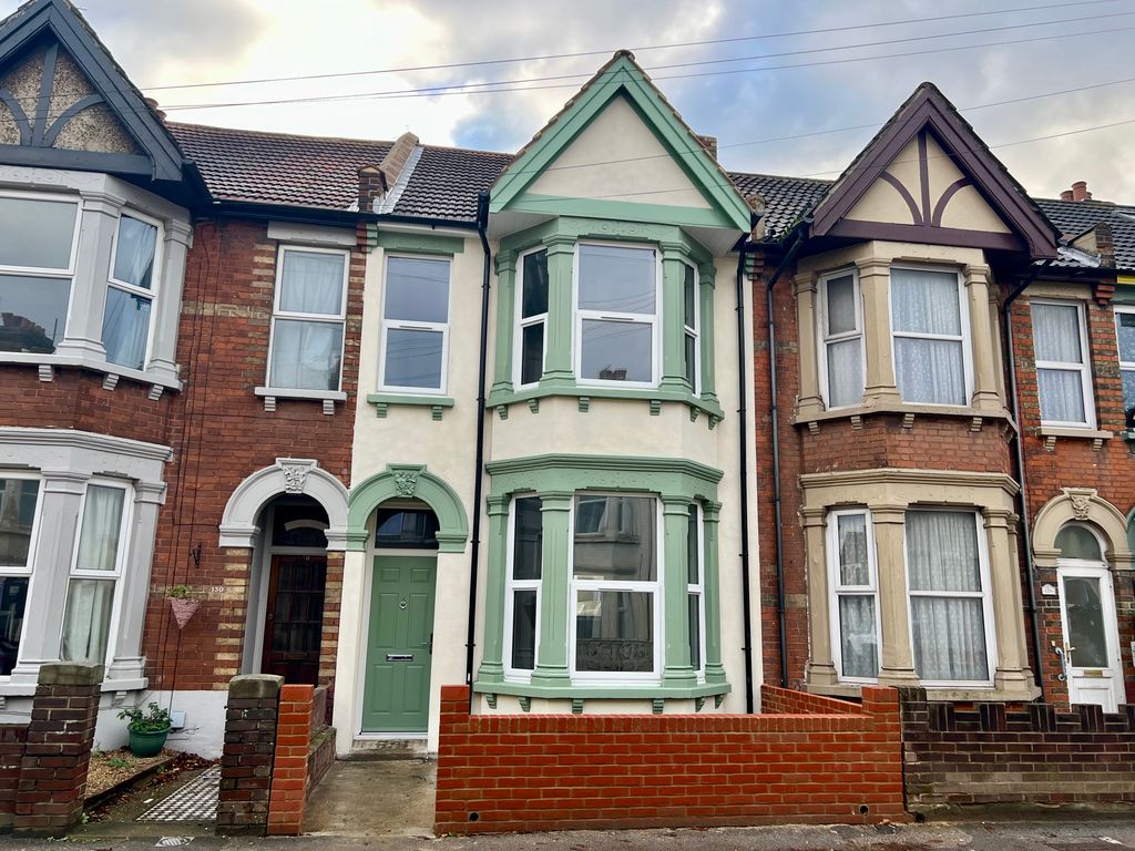 3 bed terraced house to rent in Rainham Road, Chatham ME5, £1,575 pcm