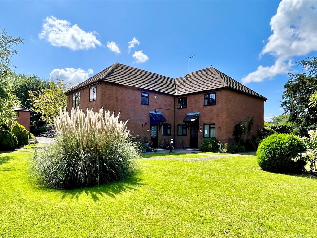 2 bed for sale in Hucclecote Road, Gloucester GL3, £105,000